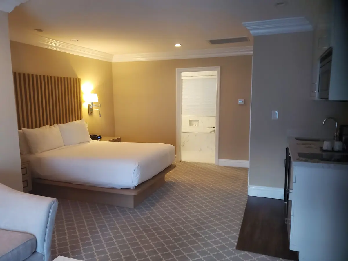 Beverly Hills Plaza Hotel & Spa — sauna and spa facilities