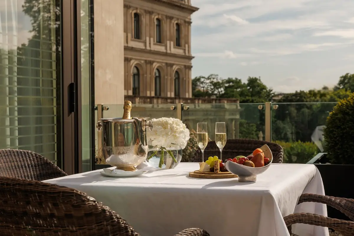 Four Seasons Hotel London at Park Lane — sauna and spa facilities