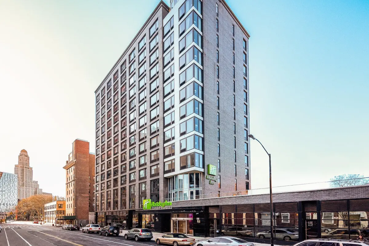 Holiday Inn Brooklyn Downtown — sauna and spa facilities